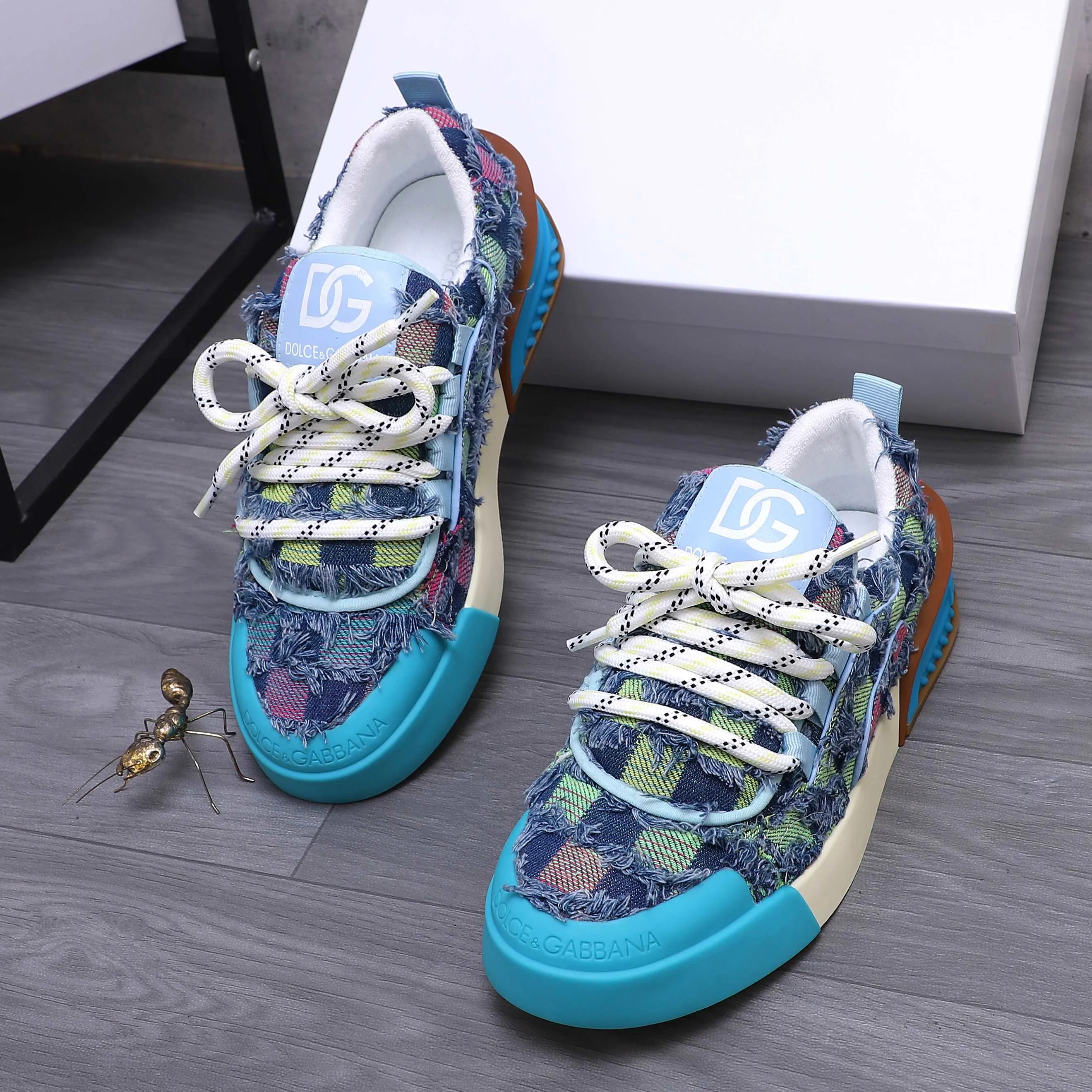 Men's shoes 💰500 Product trademark: DG (Dolce & Gabbana) Couple casual shoes Regular size: 35-46 Product materials: Selected denim stitching upper, short velvet lining, cowhide insole, original outsole
